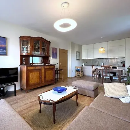 Downtown Apartment 티라나